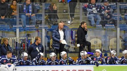 Archivbild: gb
Chefcoach Sebastian Buchwieser (rechts) und Co-Trainer Sascha Grögor verfolgen das Spielgeschehen: Am Wochenende treffen die Blue Devils auf den EC Peiting und den Deggendorfer SC.