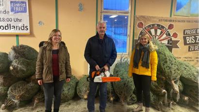 Bild: SV Waldeck/exb
Glücksfee Jessica Suttner (rechts) zog Josef Kuchenreuther als Gewinner einer Motorsäge. Kathrin Schupfner vom Vorstandsteam des Fördervereins gratulierte.