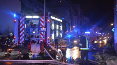 Bild: jr
Wegen eines Zimmerbrands im angrenzenden Mühlgrabenweg war die Dr.-Karl-Stingl-Straße (Bild) in und aus Richtung Innenstadt während des Einsatzes komplett gesperrt.