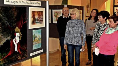 Bild: R. Kreuzer
Die Ausstellung im Maria-Seltmann-Haus ist eröffnet. Hobbymaler stellen ihre gemalten Auffassungen zum Thema Menschen und Bäume aus.