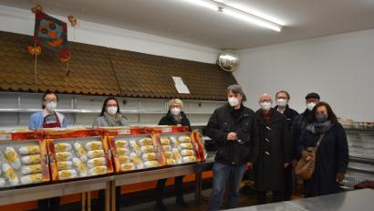 Bild: Silke Meier/fph
Die Übergabe der Stollen in der Selber Tafel begleiteten (von links) Monika Gerstner, Michaele Henke und Sabine Dumont (ehrenamtliche Helferinnen), Christoph Holler, Präsident des Lions-Clubs Marktredwitz-Fichtelgebirge, Wilhelm Siemen, Distrikt-Governor, Peter Enzi, Leiter der Selber Tafel, und Nicole Fürst, Vorsitzende der Tafel in Mitterteich.