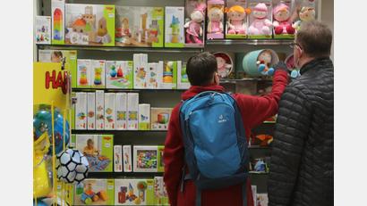 Bild: Wolfgang Steinbacher
Für die Amberger Kinder kann Weihnachten kommen, denn Spielzeug gibt es auf jeden Fall genug, um den Platz unter dem Baum zu füllen.