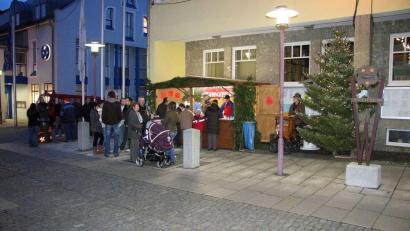 Archivbild: sml
Das Weihanchtsstandl vor dem Windischeschenbacher Rathaus lockte jedes Jahr viele Besucher an. Heuer muss es ausfallen, aber es gibt eine "To go"-Variante.