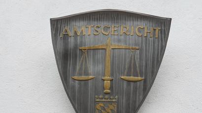 Symbolbild: Hösamer
Das Schild über dem Eingang des Schwandorfer Amtsgerichts.