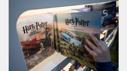 Bild: Hendrik Schmidt/dpa
Bücher der Fantasy-Romanreihe Harry Potter sind nach wie vor beliebt bei den Fans.