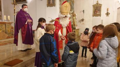 Bild: exb
Für die Kinder hatte der Bischof Nikolaus kleine Geschenke dabei.
