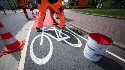 Symbolbild: Andreas Arnold/dpa
Die Wirkung von roten Markierungen auf Fahrradwegen ist auch in Sulzbach-Rosenberg umstritten. Die Thematik soll nach Möglichkeit in das vom Stadtrat mehrheitlich beauftragte neue Radverkehrskonzept einfließen.