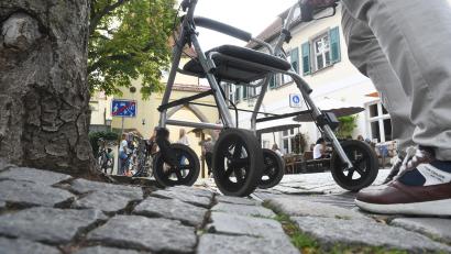 Archivbild: Gabi Schönberger
Schwieriges Pflaster: Die Steine auf dem Unteren und Oberen Markt sind nicht für Rollstühle oder Rollatoren geeignet. Die sollen durch Platten ersetzt werden. Nur wo? Der Bauausschuss kann sich nicht auf eine Variante einigen.