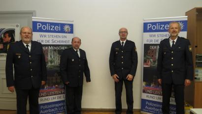 Bild: Polizeipräsidium Oberpfalz
Von links: Polizeipräsident Norbert Zink, stellvertretender Dienststellenleiter Polizeihauptkommissar Manfred Plößner, Dienststellenleiter Polizeihauptkommissar Thomas Dietrich, Polizeivizepräsident Thomas Schöniger bei der Einführungszeremonie in Auerbach.
