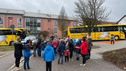 Bild: Busunternehmen Herbert/exb 
Verkehrserziehung an der Grund-und Mittelschule Nabburg: Das Thema war die Sicherheit am Schulbus.