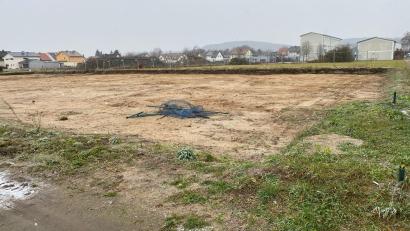 Bild: Wilhelm Amann
Auf einem Gelände, das sich ans Areal der Diendorfer Schule (Hintergrund) anschließt, errichtet die Stadt ihren neuen Kindergarten. Unser Bild zeigt einen Teil des Baugrundstücks, auf dem es spätestens im März 2022 los gehen soll.