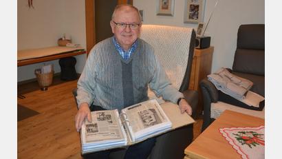 Bild: jr
Seit 1975 sammelt Ernst Neumann Zeitungsberichte über das Geschehen in Pechbrunn, Groschlattengrün und Schlößl. An diesem Samstag feiert der Altbürgermeister seinen 70. Geburtstag.