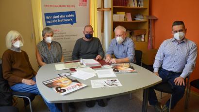 Bild: Kunz
Sie fühlen sich als die Mütter und Väter einer verbesserten Mütterrente: (von links) Christa Burzer und Daniela Ernstberger, die eine Petition an den Deutschen Bundestag vorangetrieben haben, KAB-Kreischef Hermann Stadler, Alfons Ernstberger und Diözesansekretär Markus Nickl.