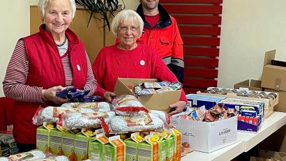 Bild: R. Kreuzer
Hilde Zebisch (links) und ihre Helfer freuen sich, dass sie in diesem Jahr wieder eine Weihnachtsfreude bereiten können.