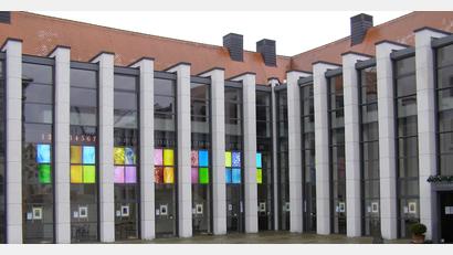 Bild: pz
Den Adventskalender an der Fassade des Gästehauses St. Joseph hat dieses Jahr Rahmi Schulz aus Wiesbaden mit Tafeln aus der Glashütte Lamberts gestaltet.