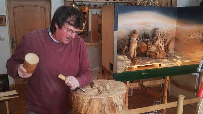 Bild: ld
Mit Klöpfel und Schnitzeisen entstehen in der Werkstatt von Gerhard Schinner in Weihermühle große kleine Kunstwerke. Doch auch verschiedene Maschinen werden gebraucht, um sich die Arbeit etwas zu erleichtern.