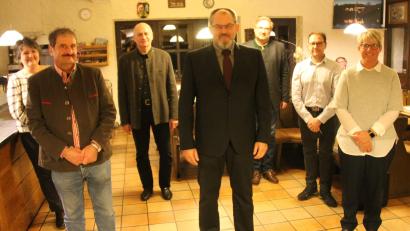 Bild: dl
Die neue Führung des CSU-Ortsverbandes Thanstein-Kulz mit Karin Tackmann, Josef Reitinger, Walter Schauer, Wolfgang Schwab, Landtagsabgeordnetem Alexander Flierl, Martin Winter und Susanne Decker (von links).