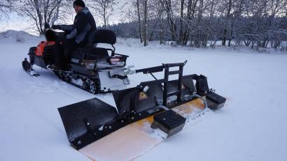 Bild: eib
Bei noch geringer Schneehöhe bleibt der große Pistenbully in der Garage. Dafür kommt der Motorschlitten des WSV-Schönsee mit seinem neuen Finisher zum Einsatz.