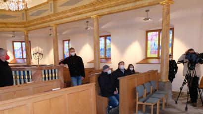 Bild: exb
Ein Aufnahmeteam des OTV aus Amberg hatte sich auf dem Judenberg, in der Synagoge und im jüdischen Friedhof eingefunden um mit Bürgermeister a. D. Fred Lehner, einer der letzten Zeitzeugen, die jüdische Geschichte von Floß ins Bild zu nehmen. Von links: Bürgermeister Robert Lindner, Redakteur und Moderator Tim Wehinger, Werner Friedmann, Bezirksheimatpfleger Dr. Tobias Appl, Selina Hammerbacher, Assistentin Jessica Siegemund und Kameramann Reinhard Paintner.