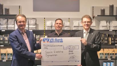 Bild:  Bernhard Tuchbreiter, Volksbank-Raiffeisenbank Amberg eG/exb
Die Vertreter der Volksbank-Raiffeisenbank Amberg haben wieder 53 Organisation mit Spenden bedacht (von links): Vorstand Dieter Paintner, Marketingleiter Thomas Retzer und Vorstand Andreas Reindl.