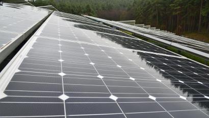 Symbolbild: Petra Hartl
Ein Weg zu mehr sauberer Energie ist Photovoltaik. Die Eslarner Räte waren aber geteilter Meinung bei den in Frage kommenden Flächen.