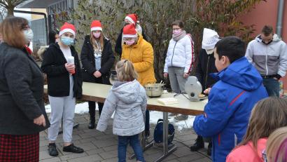 Bild: ak
Im Innenhof des Schulzentrums gab es bei der Nikolaus-Ersatzfeier für alle frisch gebackene Waffeln mit Puderzucker