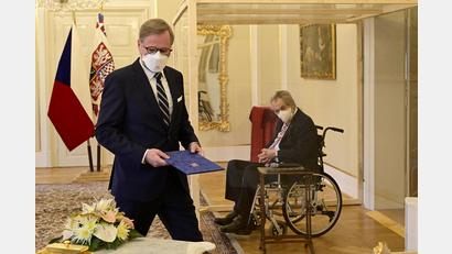 Archivbild: Roman Vondrous/dpa
Ende November schien alles noch in Ordnung: Tschechiens Präsident Milos Zeman (rechts) und der neue Ministerpräsident Petr Fiala bei dessen Vereidigung. Knapp zwei Wochen später knirscht es zwischen den beiden gewaltig.