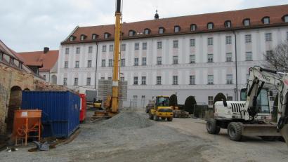 Bild: pz
Die Bauarbeiten auf dem Klostergelände an der Mauer entlang der Brauhausstraße in Waldsassen.