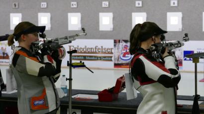 Bild: rwo
Maria Kausler (rechts). Am Samstag glücklos im Stechen gegen Claudia Brunner (links), am Sonntag rettete sie ihrem Team den Ehrenpunkt gegen Niederlauterbach.