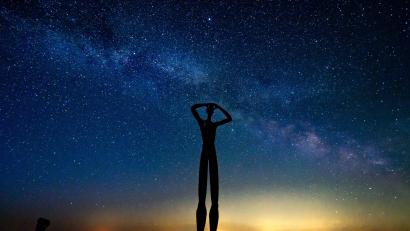 Bild: Patrick Kösters/dpa
Blick ins All: Die Milchstraße funkelt hinter dem Utkieker, einer Skulptur des Bildhauers Hannes Helmke.