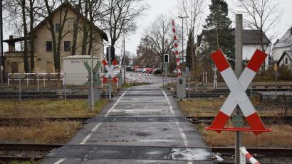 Bild: bnr
Ein Bahnsteigwechsel ist nur über den beschrankten Bahnübergang möglich. Dies birgt ein erhebliches Gefahrenpotential.