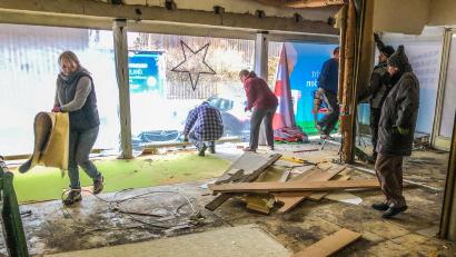 Bild: nza
Das Dorfladenprojekt der Gemeinde Krummennaab nimmt weiter Gestalt an. An zwei Wochenende wurde die Räume des ehemaligen Modehaus Klehr ausgeräumt.