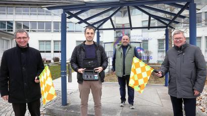 Bild: Wolfgang Steinbacher
Bei der Spende von den Stadtwerken an die Schiedsrichtergruppe Amberg waren vertreten (von links): Stephan Prechtl, Thomas Ehrnsperger, Regionalliga-Schiedsrichter des 1. FC Rieden, Thomas Gebele und Oberbürgermeister Michael Cerny.