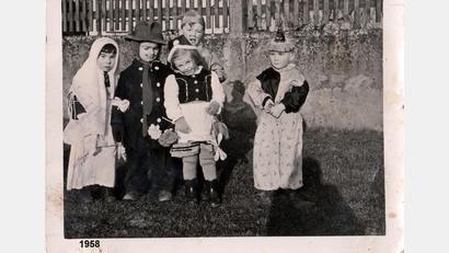 Bild: eb
Auf das "Maschkera gehn" freuten sich die Kinder in Michelfeld schon lange im voraus. Auf diesem Foto steht die Jahreszahl 1958 zu lesen.