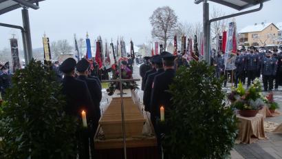 Bild: bk
Die Kaltenbrunner Führungsleute eskortieren den Sarg zum Grab. Im Hintergrund die vielen Fahnenabordnungen der Feuerwehren aus dem Landkreis Neustadt/WN
