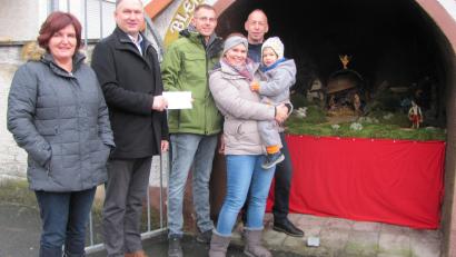 Bild: sei
Tobias Pröls (hinten, Zweiter von rechts) setzte mit seiner Familie die Idee zur Weihnachtszeit in den alten Backofen eine Krippe einzubauen in die Tat um. Die Krippenlandschaft kann bis Lichtmess bestaunt werden.