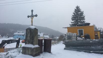 Bild: gri
Das Wegkreuz am "Pfaffengartl" in Wutschdorf bekommt einen schönen neuen Platz neben der neuen Staatsstraße.
