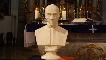 Bild: kaz
Die Kolpingsfamilie Kemnath gedachte dem Gesellenvater Adolph Kolping in der Kemnather Stadtpfarrkirche.