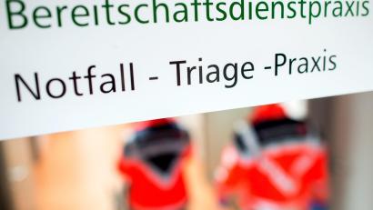 Symbolbild: Hauke-Christian Dittrich
Der Eingang einer „Notfall-Triage-Praxis“ in Niedersachsen.