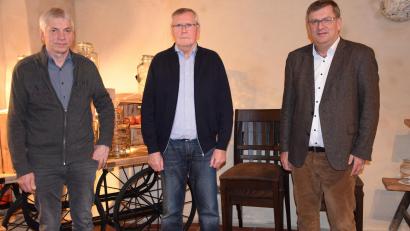 Bild: bö
Karl Deschl gehörte von 1990 bis 2020 dem Wasserzweckverband der Vils-Naab-Gruppe als Verbandsrat an. Dafür bedankten sich Vorsitzender Peter Braun (rechts) und sein Vize Josef Auer (links).