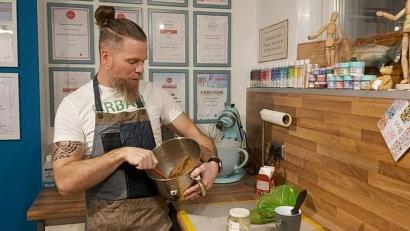 Bild: Kronseder/exb
Sebastian Kronseder in seiner Schulungs-Küche, in der er auch Kurse gibt. Hier rührt er gerade den Teig für Kartoffellebkuchen.