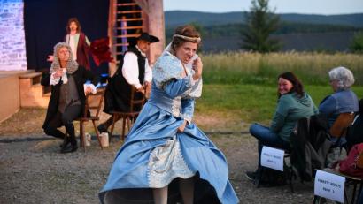 Bild: Tobias Schwarzmeier
Wie die in der Vorsaison von Absagen betroffenen Stücke „Ronja Räubertochter“ und „Im Weißen Rössl“ bekommt auch die Komödie „Schikaneder“ (im Bild: Magdalena Meier) im Sommer eine weitere Chance.