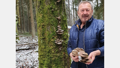 Bild: sl
Vogelschutzwart Josef Schieder bei dem reichen Fund. Er nahm aber nur eine Handvoll mit.