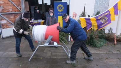 Bild: usc
Großeinsatz für die Mitglieder war auch heuer wieder beim Christbaumverkauf des Lions-Clubs Amberg-Sulzbach. Dabei langte natürlich auch Club-Präsident Gustl Walleter (rechts) beim Verpacken mit zu.