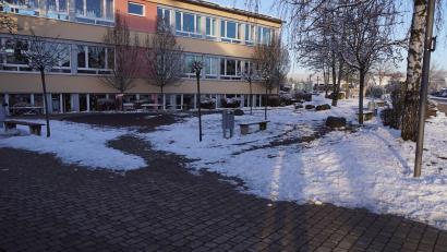 Bild: bkr
Einen lebendigeren Pausenhof wünschen die Schüler. Sie machten der Gemeinde einen Vorschlag wie er ausgestaltet und bestückt werden sollte. Pflegliche Behandlung wurde zugesichert.