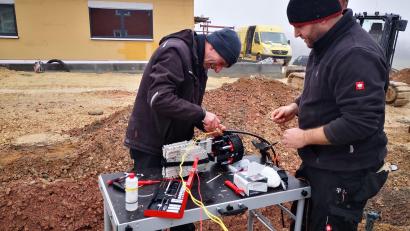 Bild: Thomas Dobler
Männer der Telekom reparierten auf einer Baustelle in Stulln am Montag die zerstörten Glasfasern des Fernverbindungskabels Regensburg-Weiden.