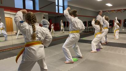 Bild: Stefan Scheermann/exb
Karateka trainieren für ihre Gürtelprüfung.