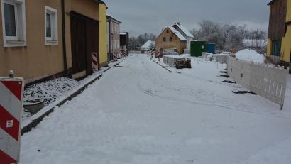 Bild: jr
Die Friedhofstraße in Konnersreuth bleibt über den kompletten Winter für den Durchgangsverkehr gesperrt. Ursprünglich war die Fertigstellung noch vor Weihnachten geplant.