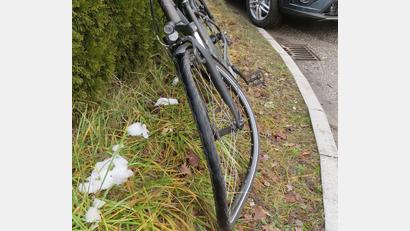Bild: Polizeiinspektion Sulzbach-Rosenberg
Der Reifen ist völlig verzogen: Die Unfallspuren am Pedelec des 87-Jährigen sind unübersehbar. Der Radfahrer stürzte, nachdem ihn eine VW-Fahrerin übersehen und mit dem Auto erfasst hatte.