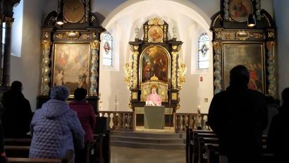 Bild: rfi
Am 3. Adventssonntag feierten die Gläubigen das Patrozinium der Wallfahrtskirche St. Jodok, zelebriert wurde der Gottesdienst von Pfarrer Wilhelm Bauer (Mitte).